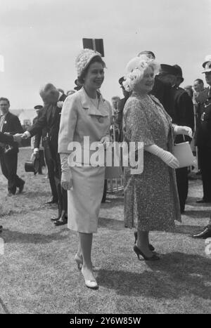 COURSES DE CHEVAUX EPSOM LA REINE ELIZABETH II AVEC LA REINE MÈRE ARRIVE LE 2 JUIN 1961 Banque D'Images