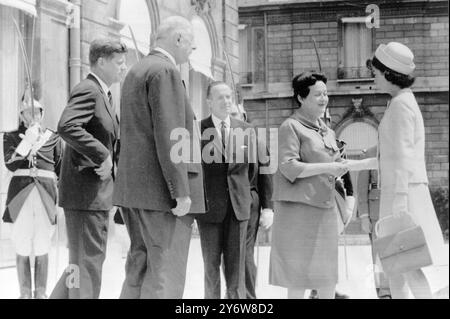 LE PRÉSIDENT AMÉRICAIN JOHN F. KENNEDY AVEC LE PRÉSIDENT FRANÇAIS CHARLES DE GAULLE À PARIS LE 31 MAI 1961 Banque D'Images