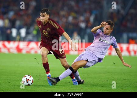 Rome, Italie. 26 septembre 2024. Ander Herrera de l'Athletic Bilbao et Niccolo' Pisilli de Roma lors de l'UEFA Europa League, jour 1 match entre L'AS Roma et l'Athletic Bilbao le 26 septembre 2024 au Stadio Olimpico de Rome, Italie. Crédit : Federico Proietti / Alamy Live News Banque D'Images