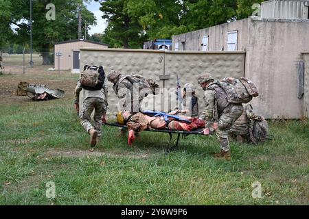 Diverses unités s'entraînent au Fort dix MSCT (Medical Simulation Training Center) lors de leur re-certification médicale de combat. Les médecins de combat de l'armée jouent un rôle essentiel en déplaçant un soldat blessé et en appliquant les premiers soins et les soins de traumatologie aux soldats blessés simulés. Ces soldats montrés sont re-certifiés pour combat Medical en le faisant dans une atmosphère de combat. Ce programme de formation fournit au personnel de l'Armée de terre enrôlé une connaissance fondamentale du maintien de la vie de base, des compétences de technicien médical d'urgence (EMT) de base, des principes de la médecine sur le champ de bataille, de la gestion des voies respiratoires, de l'évaluation des patients, des limi Banque D'Images