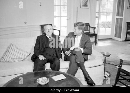 CLÉMENT ATTLEE AVEC LE PRÉSIDENT JOHN F. KENNEDY À LA MAISON BLANCHE / 18 MAI 1961 Banque D'Images