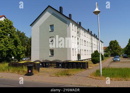 Waltershausen, Allemagne - 11 juin 2023 : une rue calme de Waltershausen dispose d'un bâtiment résidentiel moderne baigné de soleil, encadré par Lush gre Banque D'Images