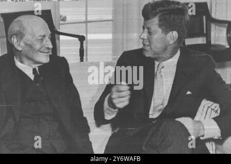 LORD CLEMENT ATTLEE AVEC LE PRÉSIDENT AMÉRICAIN JOHN F. KENNEDY À WASHINGTON LE 16 MAI 1961 Banque D'Images