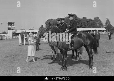 CHEVAL MONTRE LA REINE ELIZABETH II ROYAL WINDSOR 13 MAI 1961 Banque D'Images