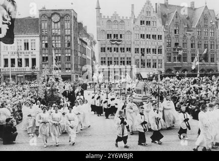 RELIGION - PROCESSION DU SAINT SANG À BRUGES - 9 MAI 1961 Banque D'Images