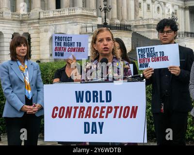 Washington, District de Columbia, États-Unis. 26 septembre 2024. À l’occasion de la Journée mondiale de la contraception, la Rep DEBBIE WASSERMAN SCHULTZ (d-FL) s’exprime sur l’échec de ses collègues républicains à soutenir la législation garantissant l’accès à la contraception à tous les contraceptifs approuvés par la FDA. Elle est rejointe par le Rep. KATHY MANNING (d-NC) à sa gauche, le Rep. Katherine Clarke (d-ma) et le Rep. Jill Tokuda (d-HI) et reproductive Choice Advocates. (Crédit image : © Sue Dorfman/ZUMA Press Wire) USAGE ÉDITORIAL SEULEMENT! Non destiné à UN USAGE commercial ! Banque D'Images
