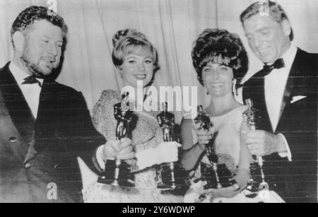 LAURÉATS DES OSCARS - PETER USTINOV, SHIRLEY JONES, ELIZABETH TAYLOR ET BURT LANCASTER 18 AVRIL 1961 Banque D'Images