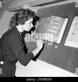 MISS ELIZABETH KENDALL À UNE EXPOSITION BIBLIQUE / 18 AVRIL 1961 les Évangiles de Saint Tchad (également connus sous le nom d'Évangiles de Lichfield, le Livre du Tchad, les Évangiles de Teilo, et de nombreuses variations de ceux-ci) est un livre d'Évangile du VIIIe siècle conservé dans la cathédrale de Lichfield. Il y a 236 folios survivants, dont huit sont illuminés. Quatre autres contiennent du texte encadré. Le manuscrit est également important parce qu'il comprend, comme marginalia, certains des premiers exemples connus de gallois écrits. Banque D'Images