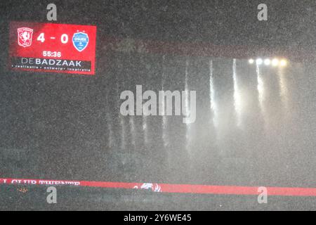 Enschede, pays-Bas. 26 septembre 2024. Enschede, pays-Bas, le 26 septembre 2024 : il pleut abondamment pendant le match de qualification de la Ligue des champions de l'UEFA Round 2 entre le FC Twente et Osijek à de Grolsch Veste à Enschede, pays-Bas. (Leiting Gao/SPP) crédit : photo de presse sportive SPP. /Alamy Live News Banque D'Images