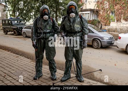 Des militaires de l'armée polonaise désinfectent la zone inondée alors que des inondations massives ont affecté les stations touristiques du sud de la Pologne - Ladek Zdroj, Pologne le 26 septembre 2026. L'Europe centrale, y compris la Pologne, a connu de vastes inondations après la tempête Boris Reins. Les stations balnéaires telles que Ladek Zdroj, Klodzko et Stronie Sloskie ont été particulièrement touchées par une vague d'inondation. Les villes sont reconstruites à partir de débris. Les précipitations intenses en Europe en septembre sont deux fois plus probables grâce au changement climatique, indique le groupe World Weather attribution (WWA). (Photo Dominika Zarzycka/Sipa USA) Banque D'Images