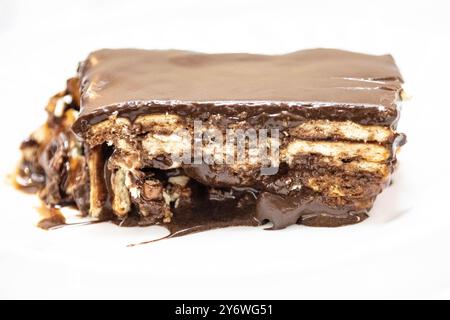 Pavé de chocolat classique servi avec de la gélatine colorée. combinaison parfaite de saveurs Banque D'Images