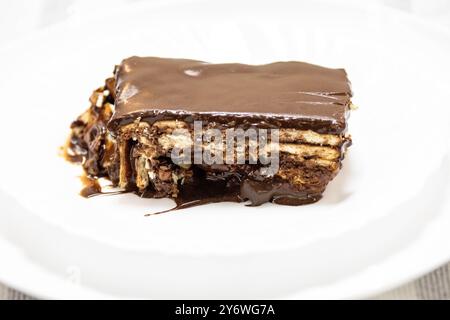 Pavé de chocolat classique servi avec de la gélatine colorée. combinaison parfaite de saveurs Banque D'Images