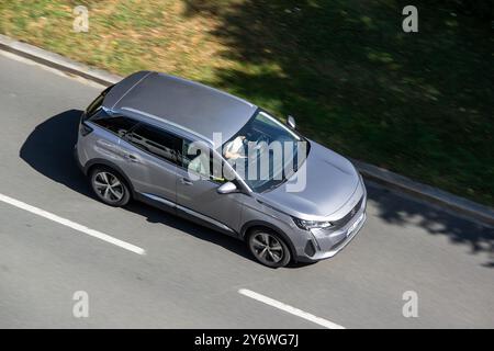 OSTRAVA, TCHÉQUIE - 6 AOÛT 2024 : Peugeot 3008 (P84) voiture multisegment avec effet de flou de mouvement Banque D'Images