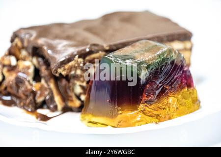 Pavé de chocolat classique servi avec de la gélatine colorée. combinaison parfaite de saveurs Banque D'Images