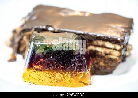 Pavé de chocolat classique servi avec de la gélatine colorée. combinaison parfaite de saveurs Banque D'Images