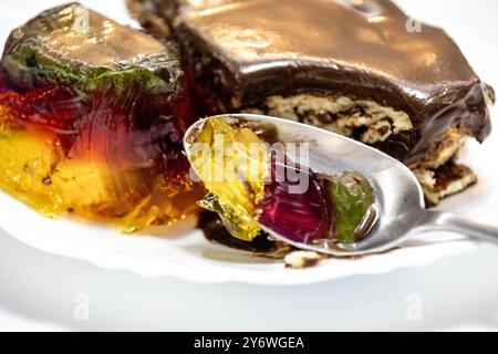 Pavé de chocolat classique servi avec de la gélatine colorée. combinaison parfaite de saveurs Banque D'Images