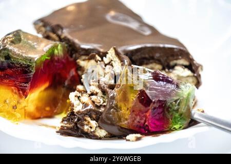 Pavé de chocolat classique servi avec de la gélatine colorée. combinaison parfaite de saveurs Banque D'Images