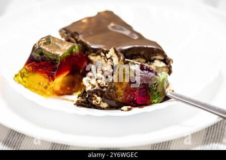 Pavé de chocolat classique servi avec de la gélatine colorée. combinaison parfaite de saveurs Banque D'Images