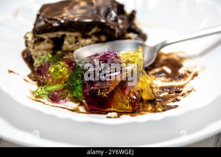 Pavé de chocolat classique servi avec de la gélatine colorée. combinaison parfaite de saveurs Banque D'Images