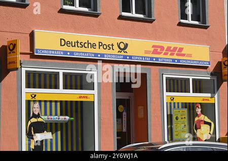 Ein DHL Paketshop und Deutsche Post filiale *** Un magasin de colis DHL et une succursale Deutsche Post Banque D'Images