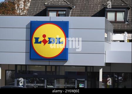 Logo Schriftzug des Discounter LIDL an einer filiale *** logo lettrage du Discounter LIDL sur un magasin Banque D'Images