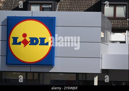 Logo Schriftzug des Discounter LIDL an einer filiale *** logo lettrage du Discounter LIDL sur un magasin Banque D'Images