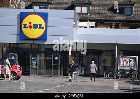 Logo Schriftzug des Discounter LIDL an einer filiale *** logo lettrage du Discounter LIDL sur un magasin Banque D'Images