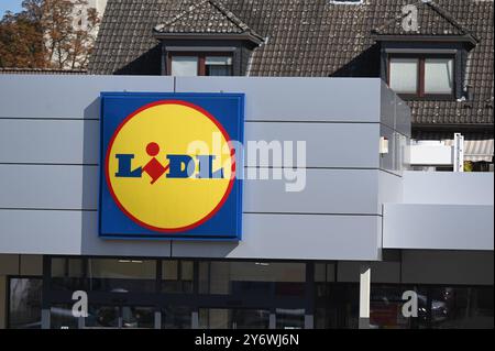 Logo Schriftzug des Discounter LIDL an einer filiale *** logo lettrage du Discounter LIDL sur un magasin Banque D'Images