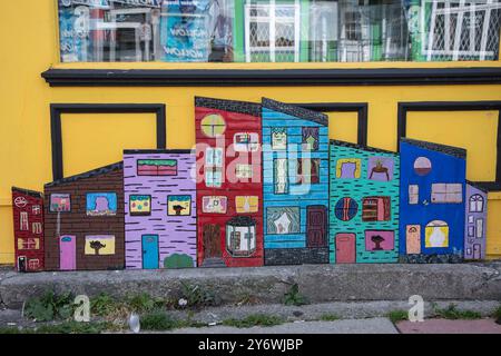 Décorations colorées de maison en rangée de jellybean à la boutique de cadeaux Downhome sur la rue de l'eau dans le centre-ville de John's, Terre-Neuve-et-Labrador, Canada Banque D'Images