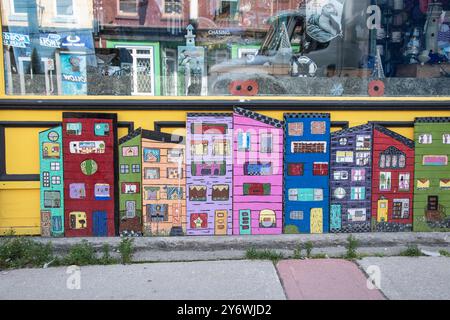 Décorations colorées de maison en rangée de jellybean à la boutique de cadeaux Downhome sur la rue de l'eau dans le centre-ville de John's, Terre-Neuve-et-Labrador, Canada Banque D'Images