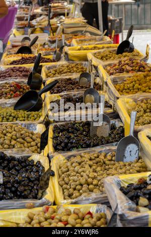 Olives noires et vertes marinées et marinées, artichauts, légumes sur le marché fermier français, variété de tapas savoureuses Banque D'Images