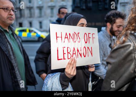 Londres, Royaume-Uni. 26 septembre 2024. Des centaines de personnes se rassemblent devant Downing Street pour exiger que le gouvernement britannique mette fin à tout soutien à Israël alors que le risque d'un conflit à part entière au moyen-Orient augmente avec Israël se préparant à une éventuelle offensive terrestre au Liban, dit le chef militaire. Crédit : Velar Grant/Alamy Live News Banque D'Images