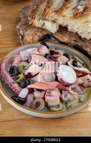 Savoureux antipasti salade ou plat de fruits de mer, poulpe grillé style ligure avec olives vertes et noires servies dans le restaurant italien Banque D'Images