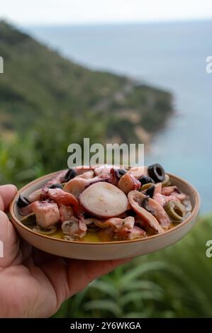 Savoureux antipasti salade ou plat de fruits de mer, poulpe grillé style ligure avec olives vertes et noires servies dans le restaurant italien Banque D'Images