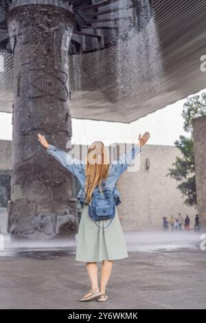 Femme touriste explorant le Musée national d'anthropologie à Mexico. Patrimoine culturel et concept d'exploration historique Banque D'Images