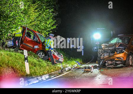 Waldbronn, Allemagne. 26 septembre 2024. Deux voitures impliquées dans un accident sont garées à côté de la route nationale L564. Selon la police, deux enfants ont été tués et trois autres personnes grièvement blessées dans la collision frontale des véhicules dans le district de Karlsruhe. Crédit : Marius Bulling/dpa - ATTENTION : les marquages ont été pixelisés pour des raisons légales/dpa/Alamy Live News Banque D'Images