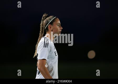 MADRID, ESPAGNE - SEPTEMBRE 26 : Athenea del Castillo du Real Madrid féminin lors du match de l'UEFA Women's Champions League 24/25, deuxième manche entre le Real Madrid et le Sporting Portugal au stade Alfredo Di Stefano de Madrid. (Photo de Guillermo Martinez) Banque D'Images