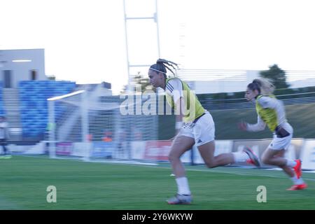 MADRID, ESPAGNE - SEPTEMBRE 26 : Athenea del Castillo du Real Madrid s'échauffe lors du match de l'UEFA Women's Champions League 24/25, deuxième manche entre le Real Madrid et le Sporting Portugal au stade Alfredo Di Stefano de Madrid. (Photo de Guillermo Martinez) Banque D'Images