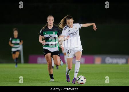 MADRID, ESPAGNE - SEPTEMBRE 26 : Caroline Weir du Real Madrid féminin en action lors du match de l'UEFA Women's Champions League 24/25, deuxième manche entre le Real Madrid et le Sporting Portugal au stade Alfredo Di Stefano de Madrid. (Photo de Guillermo Martinez) Banque D'Images