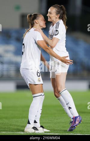 MADRID, ESPAGNE - SEPTEMBRE 26 : Sandie Toletti du Real Madrid et Caroline Weir du Real Madrid célèbrent un but lors du match de l'UEFA Women's Champions League 24/25, deuxième manche entre le Real Madrid et le Sporting Portugal au stade Alfredo Di Stefano de Madrid. (Photo de Guillermo Martinez) Banque D'Images