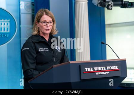 Washington, États-Unis d'Amérique. 26 septembre 2024. Washington, États-Unis d'Amérique. 26 septembre 2024. Deanne Criswell, administratrice de la FEMA, répond à une question sur la situation avec l'ouragan Helene lors d'un point de presse à la salle de conférence de la Maison Blanche, le 26 septembre 2024 à Washington, DC crédit : Polly Irungu/White House photo/Alamy Live News Banque D'Images