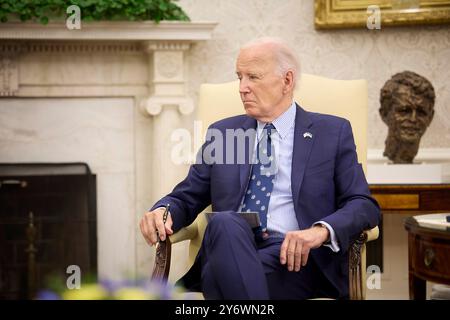 Washington, États-Unis d'Amérique. 26 septembre 2024. Washington, États-Unis d'Amérique. 26 septembre 2024. U. Le Président Joe Biden, à droite, écoute le Président ukrainien Volodymyr Zelenskyy, lors d'une discussion bilatérale au Bureau ovale de la Maison Blanche, le 26 septembre 2024 à Washington, DC crédit : Présidence ukrainienne/Bureau de presse présidentiel ukrainien/Alamy Live News Banque D'Images