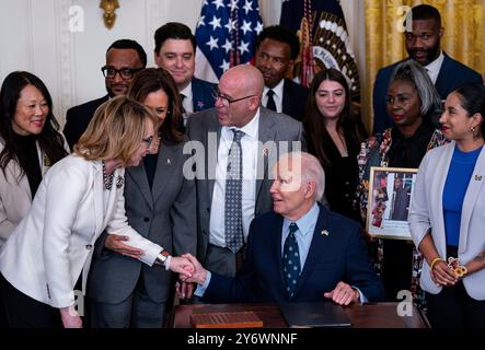 Washington, États-Unis. 26 septembre 2024. Le président AMÉRICAIN Joe Biden salue Gabby Giffords, ancien représentant américain de l’Arizona, lors d’un discours sur la violence armée dans la salle est de la Maison Blanche à Washington, DC, États-Unis, le jeudi 26 septembre, 2024. L'administration Biden annonce de nouvelles mesures de la part du pouvoir exécutif pour lutter contre les exercices de tir actif dans les écoles ainsi que contre les mitrailleuses. Photographe : Al Drago/Pool/Sipa USA crédit : Sipa USA/Alamy Live News Banque D'Images