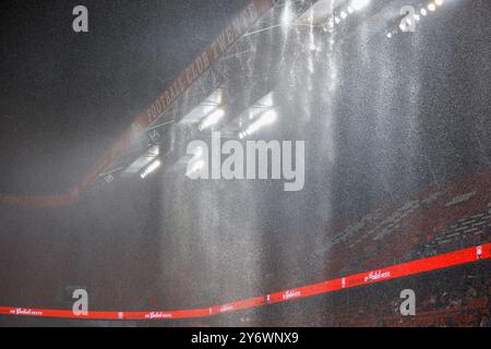 Enschede, pays-Bas. 26 septembre 2024. ENSCHEDE, PAYS-BAS - SEPTEMBRE 26 : fortes pluies lors du deuxième tour de qualification de l'UEFA Women's Champions League entre le FC Twente et le ZNK Osijek à de Grolsch Veste le 26 septembre 2024 à Enschede, pays-Bas. (Photo de Raymond Smit/Orange Pictures) crédit : Orange pics BV/Alamy Live News Banque D'Images