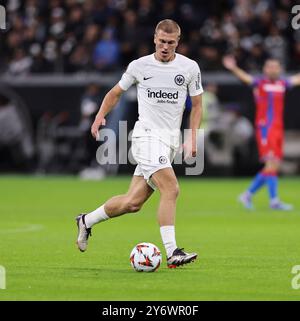 Francfort-sur-le-main, Allemagne. 26 septembre 2024. 26.09.2024, Fussball UEFA Europa League, Eintracht Francfort - FC Viktoria Pilsen, emonline, emspor, v.l., Rasmus Kristensen (Eintracht Francfort) LA RÉGLEMENTATION DFL/DFB INTERDIT TOUTE UTILISATION DE PHOTOGRAPHIES COMME SÉQUENCES D'IMAGES ET/OU QUASI-VIDÉO. Crédit xdcx : dpa/Alamy Live News Banque D'Images