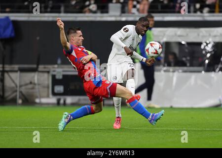 Francfort-sur-le-main, Allemagne. 26 septembre 2024. 26.09.2024, Fussball UEFA Europa League, Eintracht Francfort - FC Viktoria Pilsen, emonline, emspor, v.l., Niels Nkounkou (Eintracht Francfort) LA RÉGLEMENTATION DFL/DFB INTERDIT TOUTE UTILISATION DE PHOTOGRAPHIES COMME SÉQUENCES D'IMAGES ET/OU QUASI-VIDÉO. Crédit xdcx : dpa/Alamy Live News Banque D'Images