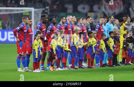 Francfort-sur-le-main, Allemagne. 26 septembre 2024. 26.09.2024, Fussball UEFA Europa League, Eintracht Frankfurt - FC Viktoria Pilsen, emonline, emspor, v.l., Einlauf der Mannschaften LA RÉGLEMENTATION DFL/DFB INTERDIT TOUTE UTILISATION DE PHOTOGRAPHIES COMME SÉQUENCES D'IMAGES ET/OU QUASI-VIDÉO. Crédit xdcx : dpa/Alamy Live News Banque D'Images