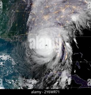 Naples, États-Unis. 26 septembre 2024. L'ouragan Helene, maintenant un baril de tempête de catégorie 3 vers la région de Big Bend en Floride alors que la nuit tombe le long de la côte est, le 26 septembre 2024 au large de Tampa, en Floride. Hélène devrait devenir un ouragan catastrophique de catégorie 4 au moment où il atteindra terre, poussant une onde de tempête de 20 pieds avant l'atterrissage. Crédit : GOES-East/NOAA/Alamy Live News Banque D'Images