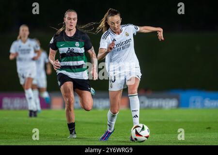 Madrid, Madrid, Espagne. 26 septembre 2024. Caroline Weir du Real Madrid en action avec le ballon lors du match de 2e tour de 2e manche de la Ligue des champions féminine de l'UEFA entre le Real Madrid et le Sporting CP à l'Estadio Alfredo Di Stefano le 26 septembre 2024 à Madrid, Espagne. (Crédit image : © Alberto Gardin/ZUMA Press Wire) USAGE ÉDITORIAL SEULEMENT! Non destiné à UN USAGE commercial ! Banque D'Images