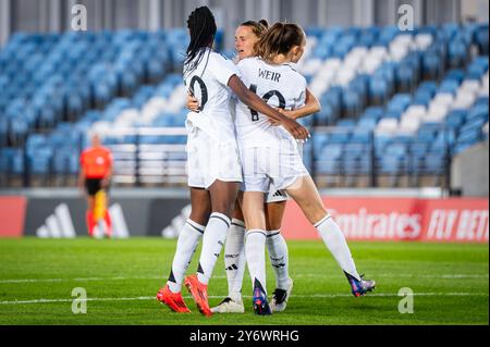 Madrid, Madrid, Espagne. 26 septembre 2024. Sandie Toletti du Real Madrid (C) célèbre son but avec ses coéquipières Naomie Feller (G) et Caroline Weir (d) lors du match de 2e tour de 2e manche de l'UEFA Women's Champions League entre le Real Madrid et le Sporting CP à l'Estadio Alfredo Di Stefano le 26 septembre 2024 à Madrid, Espagne. (Crédit image : © Alberto Gardin/ZUMA Press Wire) USAGE ÉDITORIAL SEULEMENT! Non destiné à UN USAGE commercial ! Banque D'Images